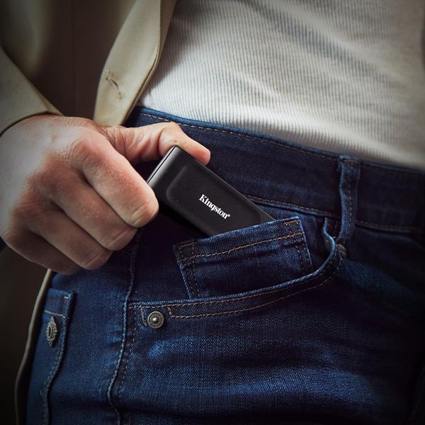 Внешний SSD 1TB Kingston XS1000 SXS1000/1000G External SSD, Black, Read 1050 MB/s, Write 1000 MB/s, USB 3.2 Gen.2, USB-A to USB-C adapter 33300 DOXYTERRA.md фото